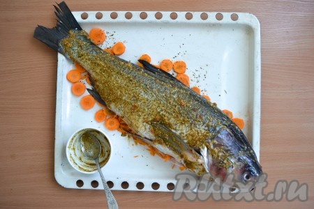 Смешать все ингредиенты получившегося соуса и обильно смазать им всю рыбу и сверху, и снизу.
