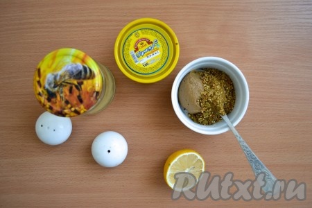 Соединить в мисочке мед, горчицу, сок половинки лимона, соевый соус, соль и специи (из специй я использовала смесь мускатного ореха, имбиря, сушеного чеснока, черного молотого перца и паприки).
