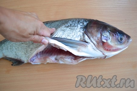 Удалить внутренности и очень тщательно вымыть внутри, удаляя черную пленочку (если удалить не всю чёрную пленку в брюшке, она может придать неприятную горечь готовому блюду). Затем тушку рыбы обсушить салфетками.
