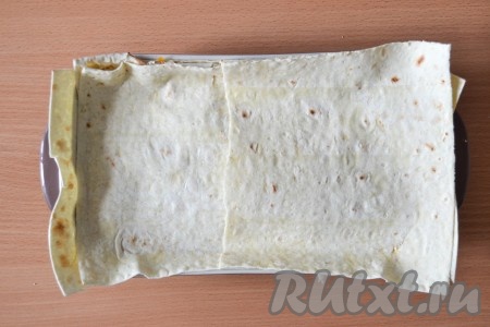 Сверху выложить небольшую часть начинки и "укрыть" лавашом (его можно нарезать или нарвать на удобные кусочки и укладывать в произвольном порядке). Чередовать слои, пока не закончится и начинка, и лаваш (верхним слоем должен быть лаваш).
