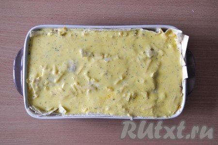 Получившейся смесью сметаны, яйца и сыра залить верх запеканки и отправить форму в разогретую духовку.
