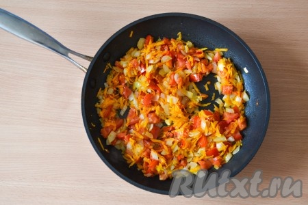 Помешивая, обжаривать помидоры с луком и морковью на среднем огне до тех пор, пока томаты не отдадут сок и он практически не испарится (на это понадобится 6-7 минут).
