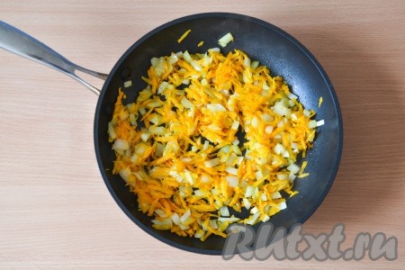Очистить лук и морковь. Лук нарезать мелкими кубиками, а морковь натереть на крупной терке. Разогреть сковороду, влить растительное масло, выложить морковку с луком. Помешивая, обжарить их 2-3 минуты на среднем огне. Лук должен стать прозрачным, а морковь - мягкой.
