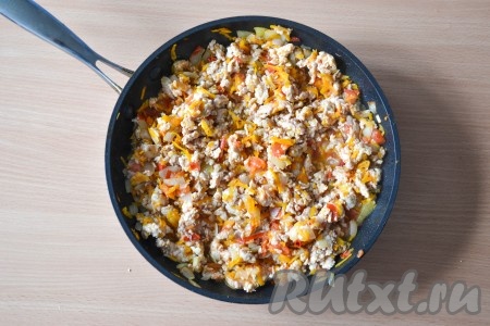 По вкусу всыпать соль, черный молотый перец и прованские травы. Помешивая, обжаривать фарш с овощами на среднем огне, пока мясо не станет полностью светлым (без розовых вкраплений мяса). Снять с огня, дать немного остыть и начинка для запеканки готова.