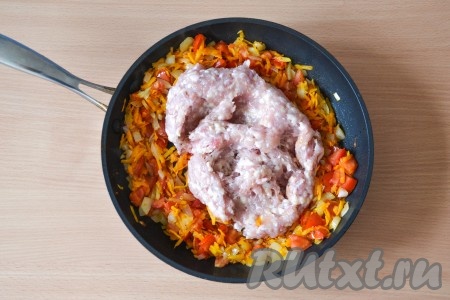 Выложить фарш и сразу же, очень быстро, не останавливаясь, перемешать его с овощами - иначе фарш "схватится" одним большим комом.