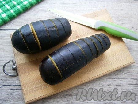 Баклажаны вымыть, сделать на них поперечные надрезы, но не до конца (как на фото).

