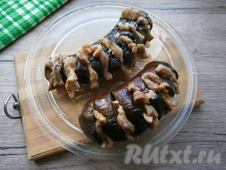 Снова отправить баклажаны в СВЧ на 4 минуты при той же мощности.
