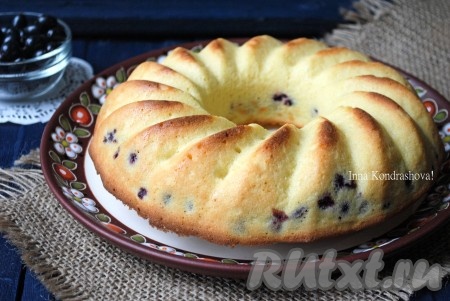 Манник с чёрной смородиной на кефире