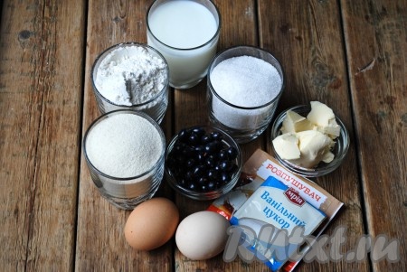 Подготовить продукты для приготовления манника на кефире с чёрной смородиной. Процент жирности кефира в этом рецепте не имеет значения. Кефир для замешивания теста должен быть комнатной температуры, поэтому достаньте его заранее из холодильника (или подогрейте в течение 30 секунд в микроволновке).