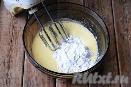 В яично-сахарную массу добавить просеянную муку с разрыхлителем, перемешать.&nbsp;
