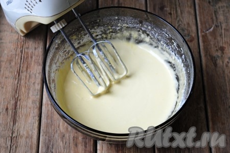 Тесто должно стать однородным, оно будет напоминать густую сметану.&nbsp;
