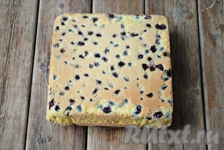 Готовый пирог достать из формы и остудить на решётке