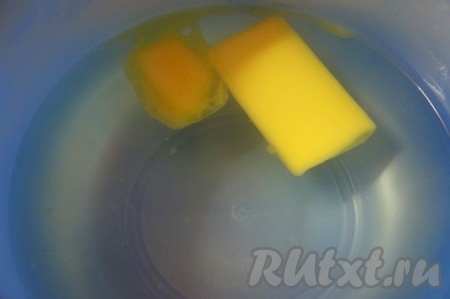 В миску налить горячую кипячёную воду, добавить сливочное масло, перемешать.
