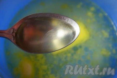 Добавить растительное масло, перемешать и дать воде остыть в течение 10 минут.
