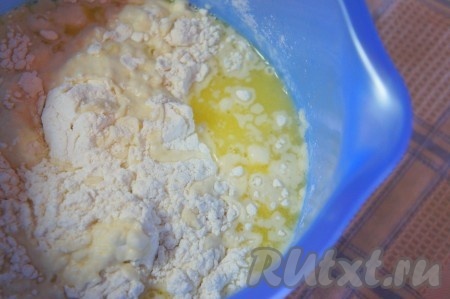 Добавить небольшими порциями муку и вымесить тесто.