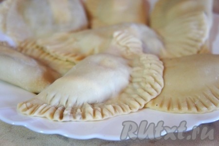 Таким образом слепить все чебуреки с мясом.
