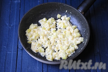 Накрыть сковороду крышкой и тушить кабачки в соусе на медленном огне 5-6 минут (до готовности).