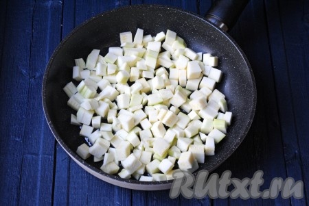 Разогреть в сковороде растительное масло, выложить нарезанные кабачки, посолить и поперчить по вкусу.