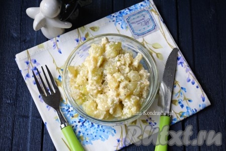 Кабачки в сметанно-сырном соусе получаются нежными и очень вкусными. Подавать их лучше в горячем виде, посыпав натёртым сыром.