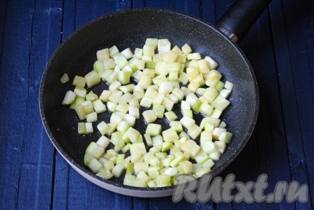 Обжарить кабачки на небольшом огне, помешивая, в течение 3-4 минут. В процессе обжаривания кабачки станут мягкими и пустят сок.