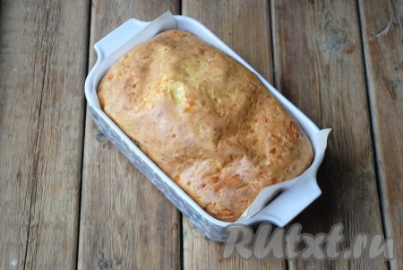 Выпекать пирог с кабачком и сыром около 30-35 минут в разогретой до 180 градусов духовке. Готовый пирог должен приобрести красивый золотистый вид.&nbsp;
