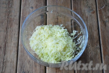 Кабачки очистить и натереть на средней терке. Молодые кабачки можно не очищать от кожуры и семечек.&nbsp;
