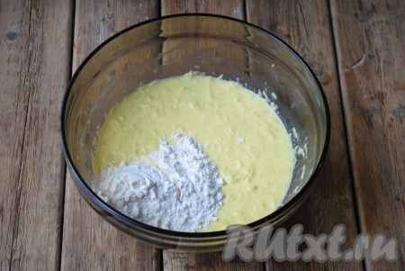 Добавить просеянную муку с разрыхлителем.