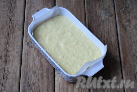 Форму для выпечки (у меня размер формы 20х13 см) застелить пергаментом и выложить тесто, разровнять.&nbsp;
