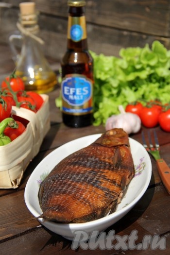 Коптить леща от 15 до 30 минут - в зависимости от размера рыбы и жара мангала. Можно приоткрывать крышку коптильни и проверять цвет рыбы. Рыбка должна приобрести красивый, насыщенный цвет (она не должна быть блёклой). Готового леща переложить на тарелку. Вот такая красивая и очень вкусная рыбка у нас получилась. Подать&nbsp;леща горячего копчения со свежими овощами.
