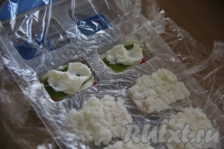 Затем выложить творожный сыр и рис. Хорошо утрамбовать. 