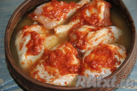 Поверх крупы выложить кусочки курицы.
