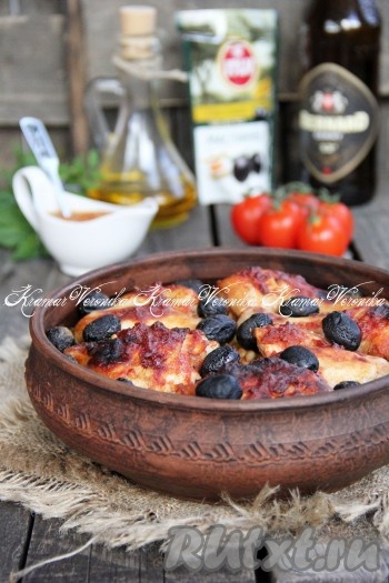 Поставить форму с кускусом и курочкой в разогретую духовку и готовить при температуре 200 градусов, примерно, 45 минут. Время приготовления зависит от размера кусочков курицы. Готовый кускус с курицей подать к столу. Кускус в процессе приготовления хорошо разварился и пропитался куриным соком. Блюдо получилось очень вкусным и сытным.
