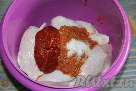 Добавить к курице томатную пасту, аджику и соль.
