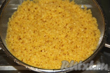 Кускус промыть под проточной водой.
