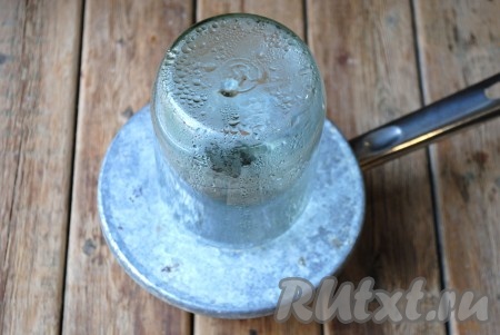 Банку объемом 1 литр тщательно вымыть содой (или моющим средством), хорошо ополоснуть водой, а затем выдержать над паром в течение 5-7 минут. Прокипятить крышку в воде в течение 5 минут.