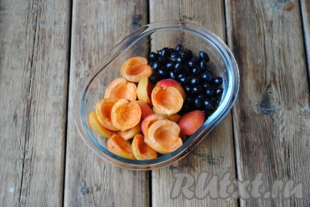 Чёрную смородину перебрать, удаляя мятые и порченые ягоды, и вымыть. Абрикосы также хорошо вымыть и удалить косточки.
