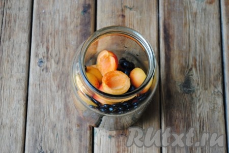 Чёрную смородину и абрикосы выложить в стерильную банку.
