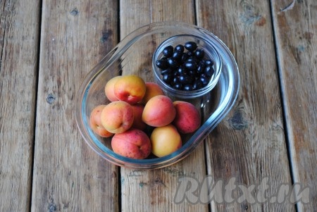 Подготовить абрикосы и чёрную смородину.
