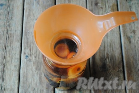 В кастрюле вскипятить воду, затем аккуратно залить крутым кипятком доверху банку с абрикосами и смородиной, прикрыть крышкой и оставить минут на 10.
