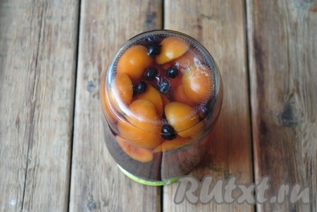 Перевернуть банку вверх дном, укутать тёплым одеялом и оставить до полного остывания.
