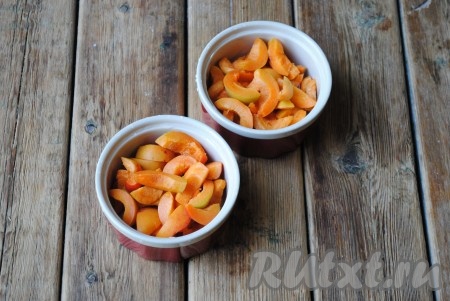 Абрикосы вымыть, удалить косточки и нарезать средними кубиками или дольками. Выложить абрикосы в форму для запекания. Для приготовления крамбла можно использовать одну общую форму или небольшие порционные формочки.
