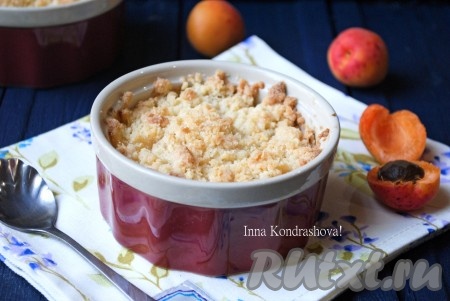 Отправить формочки с крамблом в разогретую до 180 градусов духовку и выпекать фруктовый десерт, примерно, 20-25 минут (до золотистого цвета).
