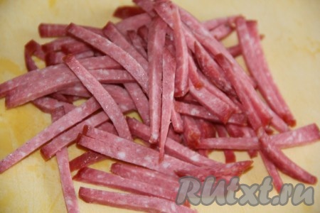 Колбасу нарезать на длинные брусочки.
