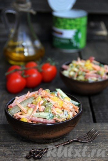 Вот так достаточно просто, за считанные минуты можно приготовить отличный салат, для которого не надо ничего варить, обжаривать или запекать. Этот яркий, вкусный салат можно подать к столу и в будни, и в праздники.