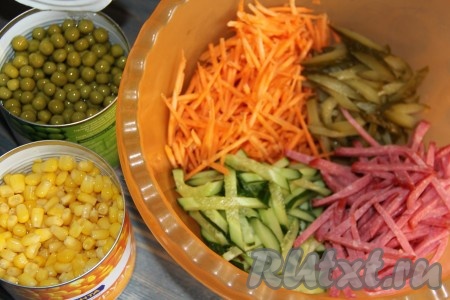 В глубокой миске соединить морковь, колбасу, огурцы. С горошка и кукурузы слить жидкость.