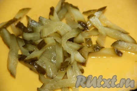 Маринованный огурец тоже нарезать на длинные брусочки.