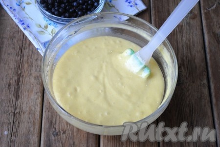 Аккуратно, с помощью лопатки, перемешать тесто. Частями добавляя оставшуюся муку и полностью вмешивая её лопаткой, замесить однородное, воздушное тесто, напоминающее по густоте сметану средней жирности. Возможно, муки может потребоваться больше или меньше, чем указано в ингредиентах, ведь размер яиц и качество муки могут быть разными, главное - ориентироваться на густоту теста для шарлотки.