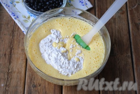 Всыпать 100 грамм просеянной муки и весь разрыхлитель.&nbsp;