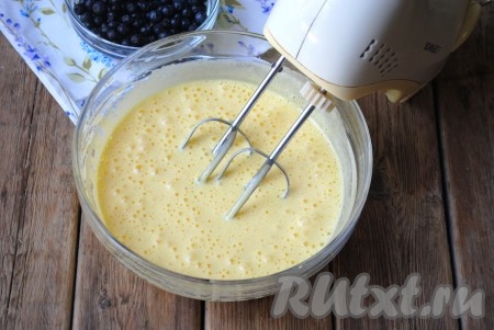 Продолжая взбивать, добавить сахар. После 5-6 минут взбивания яичная масса должна побелеть и увеличиться в объёме.&nbsp;