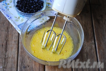 Взбить яйца на максимальных оборотах миксера до однородности (ориентировочно в течение 1 минуты).&nbsp;
